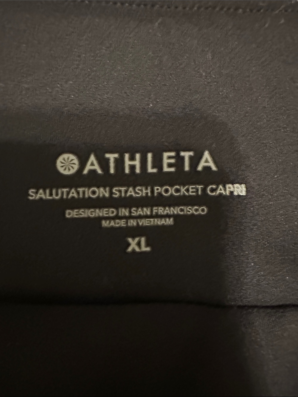 Athleta salutation stash pocket capri